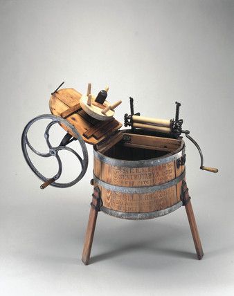 เครื่องซักผ้าเครื่องแรกได้รับการออกแบบโดย H. Sidgier แห่งบริเตนใหญ่ในปี ค.ศ. 1782 ประกอบด้วยกรงที่มีแท่งไม้และที่จับสำหรับหมุน Photo Credit: Wikipedia